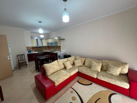  JEPET ME QIRA APARTAMENT 1+1   Vendndodhja: Ali Demi, tek Muzeu i Shkencave të Natyrës Çmimi: 50,000 lekë/muaj