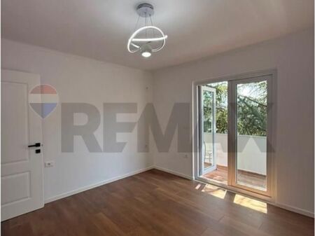 Shitet Apartament 1+1, Xhamllik