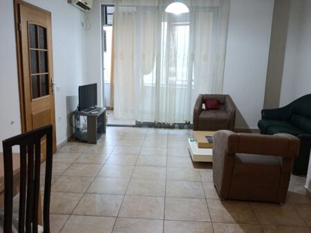 🏠 Appartamento 1+1 in affitto – Zogu i Zi  Appartamento 1+1 in affitto nella zona di Zogu i Zi, in un edificio nuovo con ascensore.  📍 Zogu i Zi, Tirana 🏢 7° piano 📐 Superficie: 73 m² 🛋️ Appartamento organizzato con spazi ampi 🛗 Edificio nuovo con ascensore 💰 Affitto: 55.000 lek/mese  📞 Per maggiori informazioni e per visitare, contattare in privato.