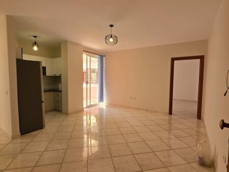  Apartament 2+1 me qera   Misto Mame, Rruga Besim Alla, pallatet Çabej    Kati 2  Me ashensor   Sipërfaqja: 76m²   Çmimi: 35.000 Lekë/Muaj (i diskutueshëm)