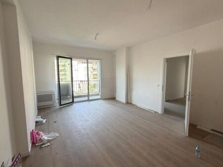 Jepet me Qira Ambient për Zyra – Pazari i Ri 1,200 € /Muaj