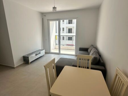 Shitet apartament 2+1 tek Univers City i mobiluar.