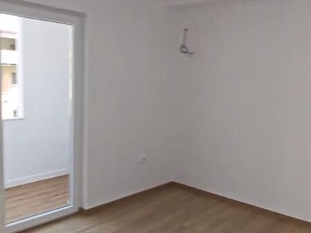 Shitet apartament 1+1+Ambient Gatimi tek Medreseja , Rruga 5 Maji , Rruga e Dibres .