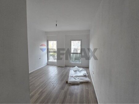 Shitet apartament 1+1 ne Laprake tek Rezidenca Aura.