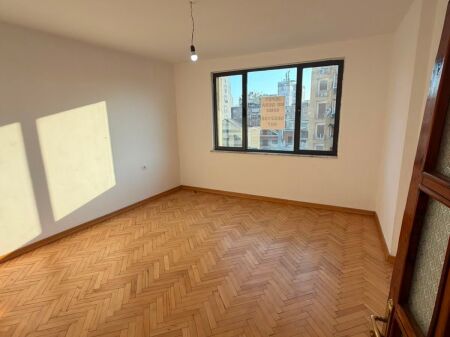 Jepet apartament 2+1+Kuzhine e vecuar (per banim apo per zyre) tek Rruga e Barrikadave .