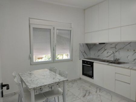 Ofrohet Apartament 2+1 me qira – Rruga e Dibrës, pranë Fakultetit të Mjekësisë