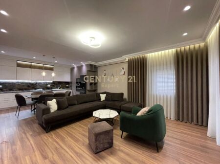 JAPIM APARTAMENT 3+1+2 ME QIRA NE KOMPLEKSIN LAKE LAND RESIDENCE NE FARKE