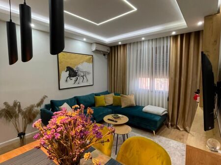  **Apartament 2+1 me qira pranë Shkollës “Siri Kodra”**
