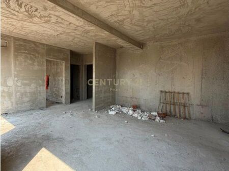 Shitet Apartament 2+1+ Verand 5 Maj