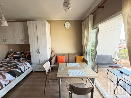 Jepet apartament garsoniere+Internet i perfshire ne cmim me qira tek Spitali Amerikan 2 , Spitali QSUT , Rruga e Dibres , Rruga 5 Maji .
