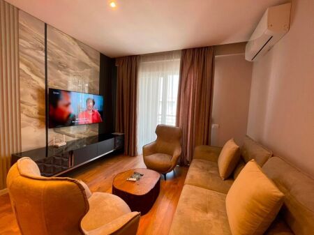 Luxurious apartment for rent at Komuna e Parisit.