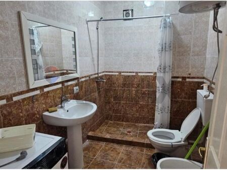 Apartament - Për Qira - Komuna e Parisit, Tiranë