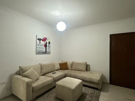 Kopshti Botanik, jepet me qera apartament 1+1.