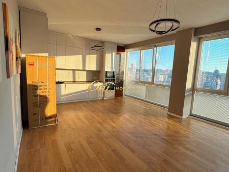 SELVIA, APARTAMENT ME QERA 3+1