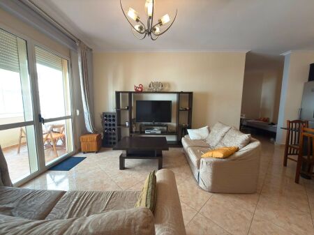 APARTAMENT 2+1 ME QERA – LUNGOMARE, VLORË