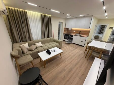  Shitet apartament 1+1, me verandë dhe parkim të sigurt përpara  Rruga “Kongresi i Manastirit”, përballë Pediatrisë  Sipërfaqe: 60 m²  Kati 1, pallat ekzistues pa ashensor  Me hipotekë – mundësi blerjeje me kredi   Totalisht i rikonstruktuar me materiale cilësore, termoizolim me sistem kapot dhe mobilim modern luksoz. Apartamenti është i pabanuar më parë dhe gati për banim.   Çmimi: 12,000,000 lekë (120 milionë lekë të vjetra)