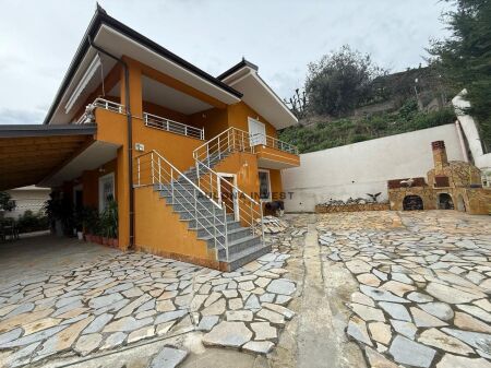 AFFITTASI A LUNGO TERMINE, PRIMO PIANO DI UNA CASA PRIVATA A KUZUM BABA, VLORA
