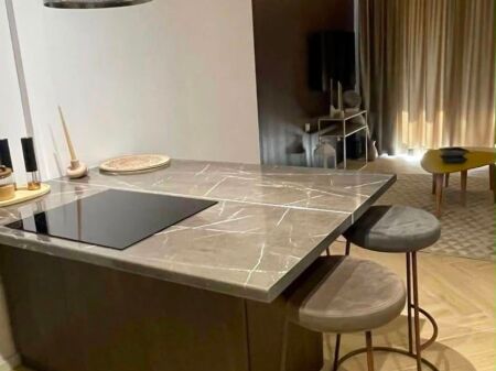 Jepet me qera apartament  totalisht I ri plazh