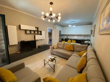 Jepet me qira apartament 1+1 + post parkimi në Green City, Unaza e Re !!