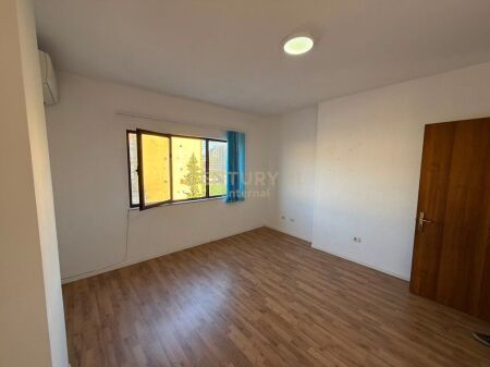 Ambjent per zyre me qira në Komunën e Parisit, Tiranë - 650€ | 77.6 m²