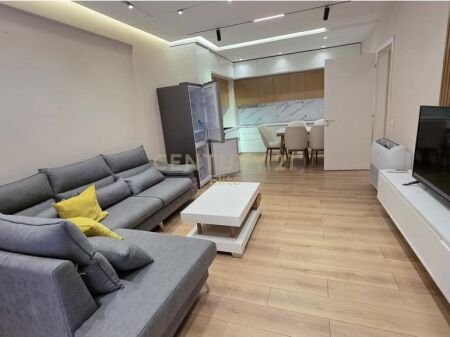 Shitet apartament 2+1+2 ne Xhamllik!