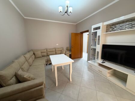 🏡 Jepet me qira apartament 2+1 – 21 Dhjetori  📍 Pallat ekzistues, tek kryqëzimi i 21 Dhjetorit 🛋️ I mobiluar, me arredim bashkëkohor 📐 Sipërfaqe: 75 m² 🏢 Kati: 3, pa ashensor 💶 Çmimi: 700 €/muaj