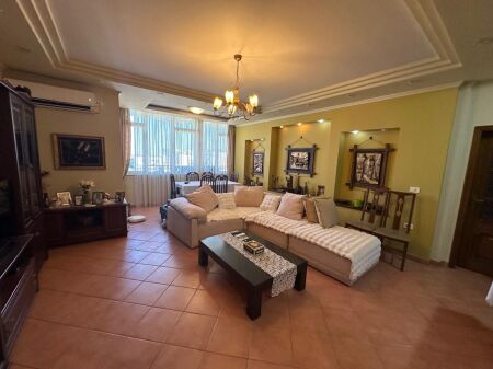 Rruga Fortuzi, prane Hotel Comfort, jepet me qera apartament, 2+1+Parkim, 90,000 Leke
