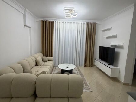 Jepet me qera Apartamenti 1+1 i pa banuar me pare , Casa Italia prane rruges kryesore 470 Mije leke