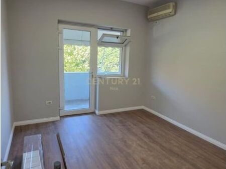 Japim zyre me qira 3+1 , buze rruge, prane kryqezimit te Komunes se Parisit !! 800 € /Muaj