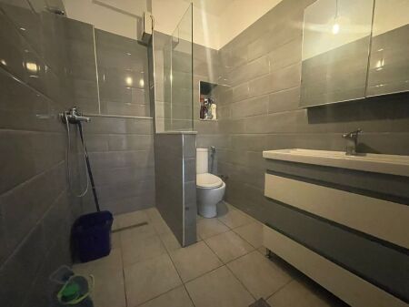 Shitet apartamenti 1+1