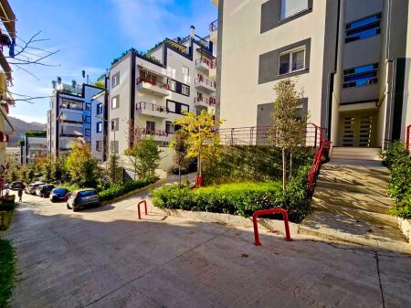 Shitet Apartament 3+1+verande Liqeni i Thate