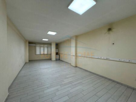 Qira, Ambient Biznesi, Pazari i Ri, Tiranë.