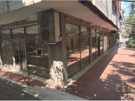 JEPET ME QIRA CORNER KOMPLEKSI ORION RAJONI NR.4 860 € /Muaj 80,000 Lekë /Muaj