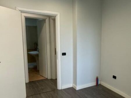 Jepet apartament 2+1+2+2 ballkone me qira per zyra tek Qendra Metropol , Rruga Myslym Shyri , Drejtoria e Policise .