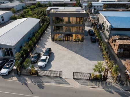 Shitet Objekt Komercial 720 m2 +1060 m2 Truall Autostrada Tirane - Durres prane City Park