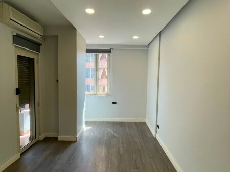 Jepet apartament 2+1+2+2 ballkone (per zyre apo banim) me qira tek Qendra Metropol , Rruga Myslym Shyri , Drejtoria e Policise .