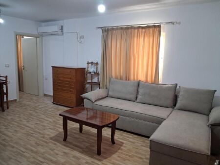 Nella zona di Kodra e Priftit, vicino alla Scuola Mrekullia, si affitta una villa, appartamento, 2+1, 40.000 Leke