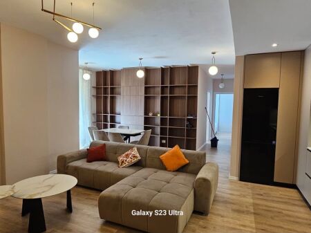 Apartament 2+1+2, i pabanuar më parë, në një nga komplekset më të kërkuara të Univers City.