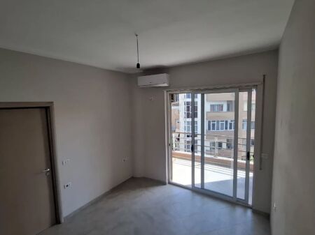 FRESK, APARTAMENT ME QERA 2+1+2