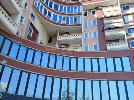 AMBIENT KOMERCIAL ME QIRA 919.7 M2 , NË RRUGË KRYESORE - INSTITUT