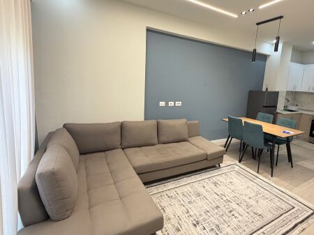 🏡 APARTAMENT 1+1 ME QIRA – BULEVARDI ZOGU I