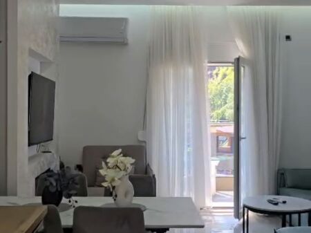 Appartamento 1+1 con arredamento moderno in vendita per investimento, nel centro di Librazhd 80.000 €