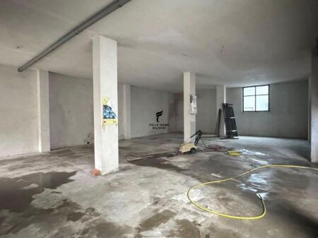 MAGAZINE ME QERA 150 M2 RRETHI I SHKOZES 50.000 LEKE FH-89467