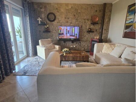 Appartamento moderno 2+1+2 con parcheggio, in affitto vicino al Giardino Botanico 1.100 € /Mese