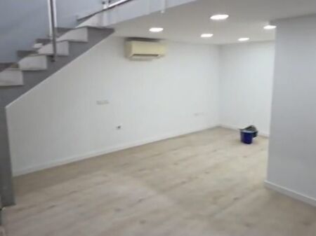 Jepet ambient biznesi duplex me qera buze rruge tek Komuna e Parisit , prane Raiffaisen Bank .