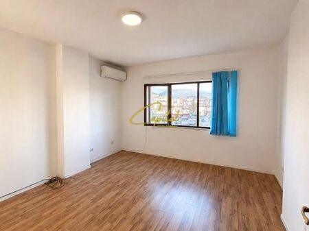 AMBIENT BIZNESI ME QIRA 75 M2 RRUGA E KOSOVAREVE 60.000 LEKE