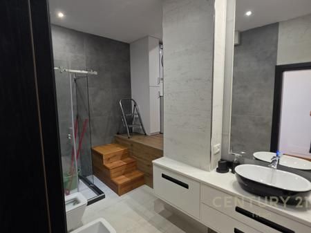 SHITET PENTHOUSE UNIK ME VERANDE ME PAMJE PANORAMIKE 360° NE DURRES