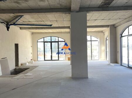 JEPET ME QERA AMBIENT KOMERCIAL 450 M2 "KAMEZ" 220.000 LEKE