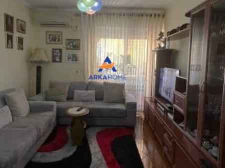 Shitet apartament 2+1 tek Komuna e Parisit , Rruga Sulejman Delvina .