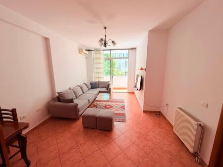 Affitto | Apartament 2 + 1 | Komuna Parisit | 650 €/mese